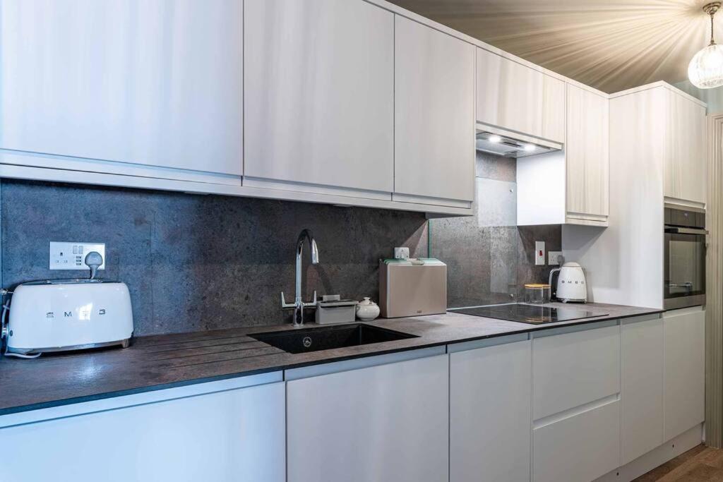 באת' Modern, Relaxing 1 Bed Apartment מראה חיצוני תמונה